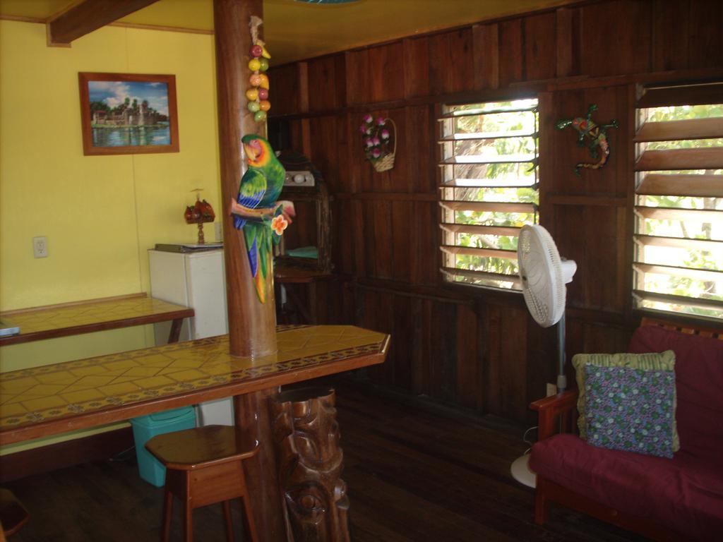 Green Parrot Beach Houses And Resort Placencia Eksteriør bilde