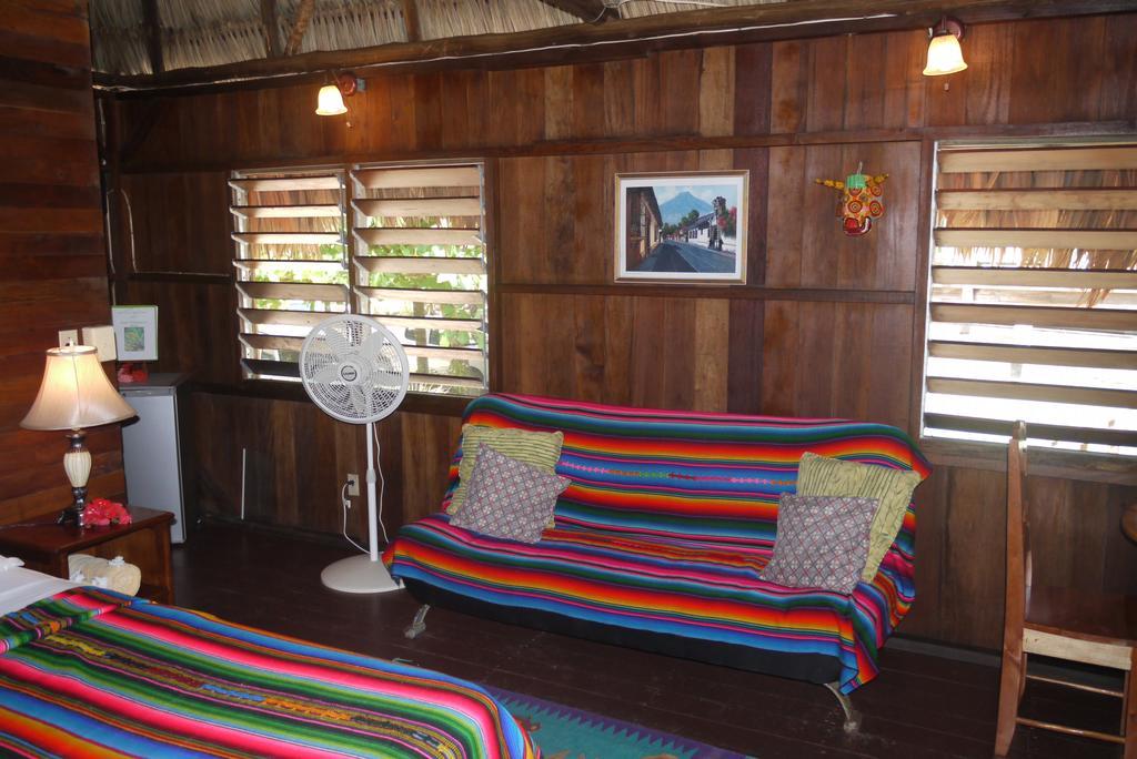 Green Parrot Beach Houses And Resort Placencia Eksteriør bilde