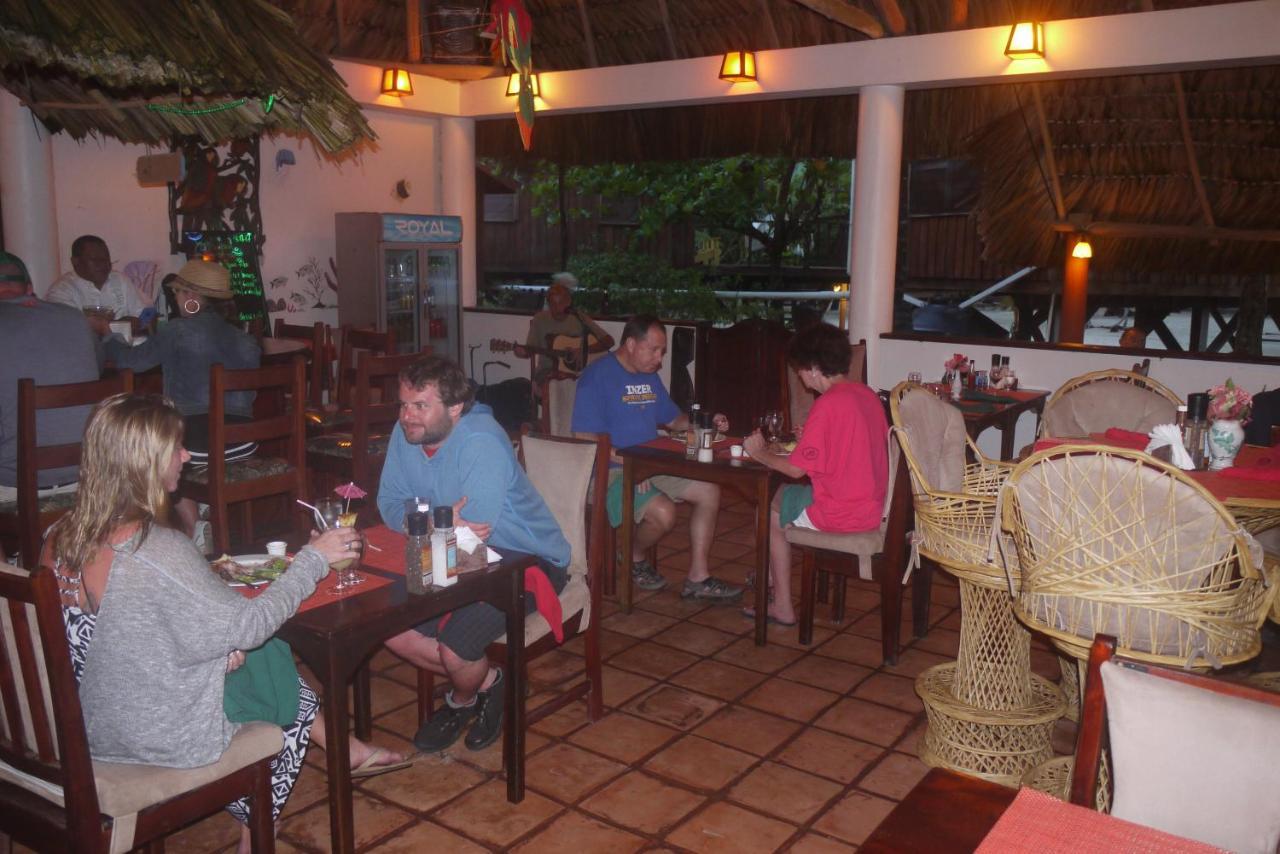 Green Parrot Beach Houses And Resort Placencia Eksteriør bilde