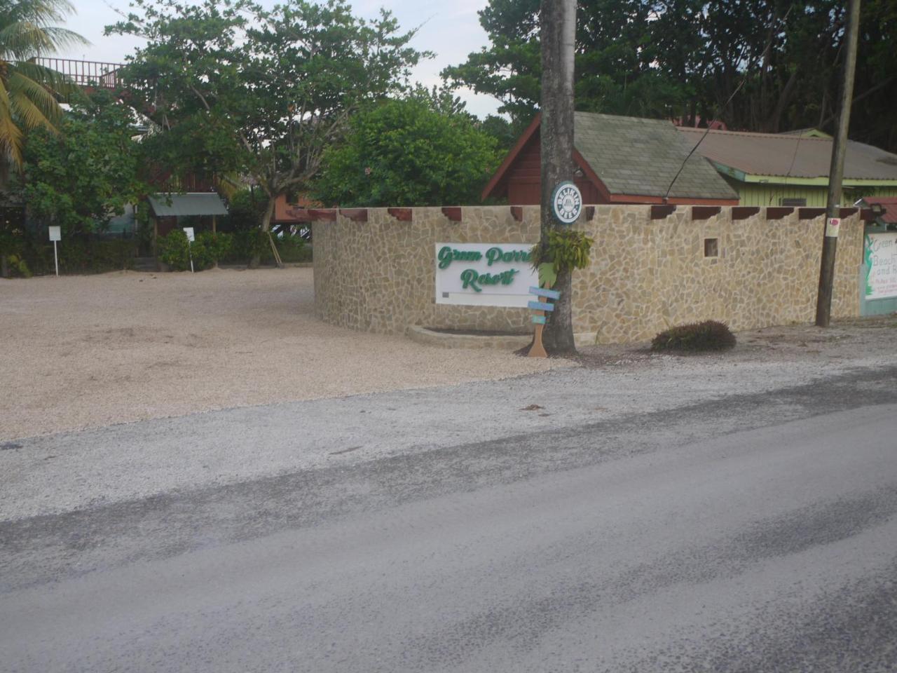 Green Parrot Beach Houses And Resort Placencia Eksteriør bilde