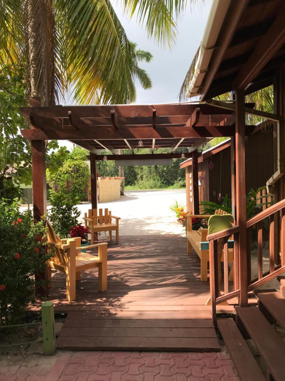 Green Parrot Beach Houses And Resort Placencia Eksteriør bilde